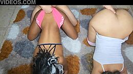 Uma aula de yoga se transforma em um ménage à trois com o amigo sexy da minha enteada