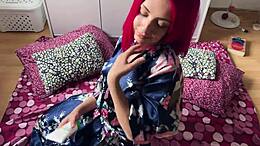 Gadis cantik dengan tubuh atletis mengenakan kostum imut dan mengerang saat diolesi minyak dan pantatnya dipukul
