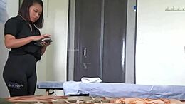 युवा भारतीय आदमी को एक मसाज मिलती है जिसमें एक हैप्पी एंडिंग होती है