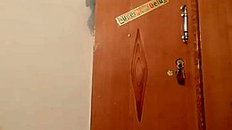 Eşcinsel adam, karısının ipek elbisesiyle kendini tatmin ediyor