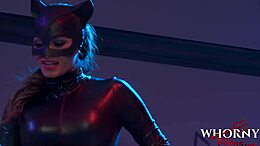 Zvezane in zamašene lepotice uživajo v divji BDSM 4some
