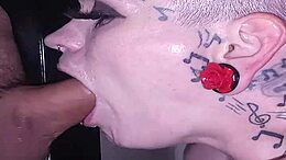 Dövme güzeli gloryhole sahnesinde yüzüne boşalıyor