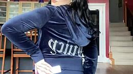 Probándose un chándal de velocidad Juicy Couture solo