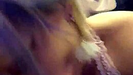 Hermosa rubia amateur disfruta de escenas POV de juego de polla y mamadas