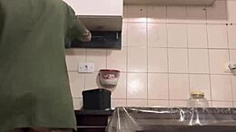 Menemukan pekerja tersembunyi saya membersihkan dapur dan menjatuhkannya oleh pantat raksasa