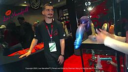 Lexi Mansfields camina en AVN Expo 2020: La chica de al lado en acción erótica