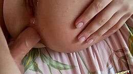 Ação hardcore no hotel com piercing anal e vaginal divertido