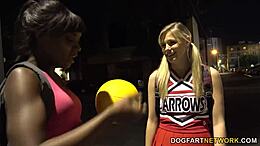 Ana Foxxx dan Scarlet Red dalam adegan lesbian antara kaum yang panas