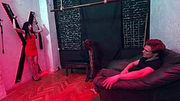 A ribancot meg kell büntetni ebben a BDSM garázs jelenetben egy nagy fasszal