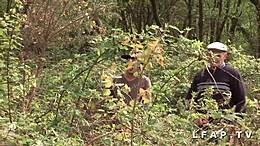 Caza de pollas francesa en la naturaleza con gangbang amateur y facial