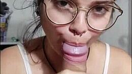 Des amateurs de 18 ans font des gorges profondes sur une grosse bite