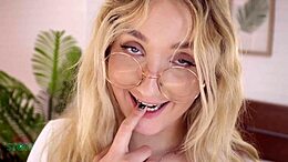 Jeune femme française en séance photo chaude pour une agence de mannequins pour adultes