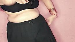 Performance sexy de dança nua da linda dona de casa Puja