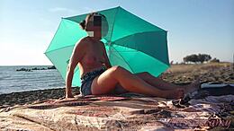 Moglie europea mostra la figa e schizza in una spiaggia pubblica