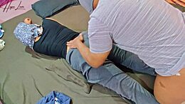 인도네시아 소녀를 입은 아마추어 히잡이 이웃에게 박히며 구부려져