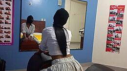 Latina seksi morena terangsang saat memuaskan dirinya sendiri