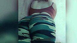 Zierliche Teenagerin mit enger Muschi in Leggings wird nass