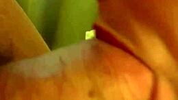 Amateur-Blondine gibt Handjob an großem Schwanz