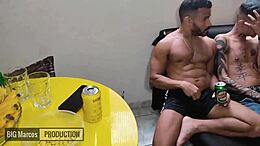 Cowok gay muda mengulum kontol besar dalam video panas