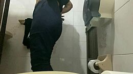 Mačeha in pastorka se urinirata v bolnišnični kopalnici