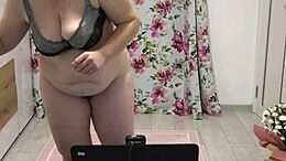 MILF gordita en diferentes bragas para tomas de cámara web en primer plano