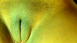 Stacy7 ist eine sexy Frau, die sich auf einem Stuhl in diesem Video selbst befriedigt