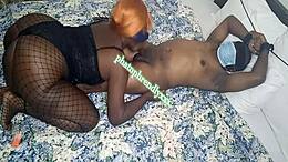 Seorang pria kulit hitam tanpa kondom menunggangi kontol putih dalam roleplay perbudakan