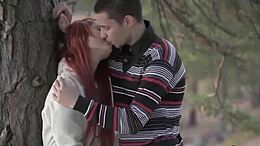 Casal jovem apaixonado por seus momentos íntimos, procurando um nome cativante