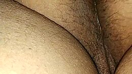 Jeu anal et crème pour les fesses