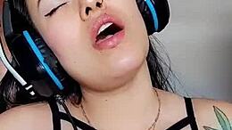 Sesi solo orgasme yang intens dengan MILF berpakaian lingerie