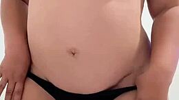 Una milf con un gran culo si diverte a gustare le ciambelle sul cazzo del figliastro prima di fare sesso