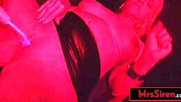 BDSM ग्रुप स्विंगर्स पुस्सीज पर इलेक्ट्रो वैंड का उपयोग करता है।