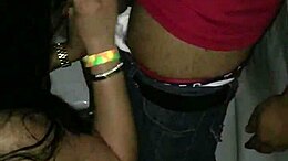 Wanita Latina seksi melakukan seks oral rawak pada lelaki