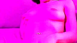 Sessione sensuale da sola con una ragazza che si spoglia con passione e si dà piacere da sola