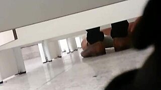 Amatoriali gay colti in posizioni compromettenti nel bagno del centro commerciale