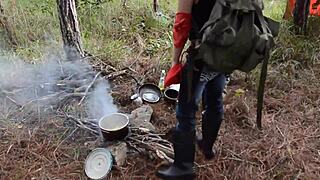 Pengembaraan luar dengan femdom lesbian Latina di kem hutan