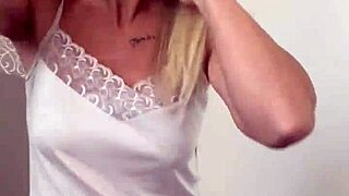 Close-up shots of big pussy lips and amateur action