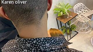 Etter massasje setter hun seg på to velutstyrte svarte