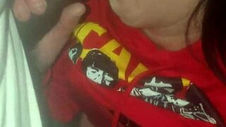 Bela punca z živahnimi velikimi joškami sesa ogromen črni kurac na javnem parkirišču.