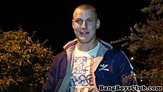 Euro gostoso chupando antes de foda sem camisinha ao ar livre falando da gozada de perto! 😜