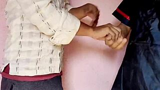 वाह! गांव की भाभी को आउटडोर्स में स्नीकी देवर ने बेंट ओवर किया!