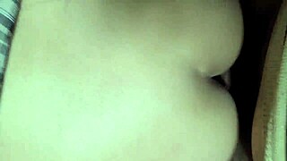 Mlada blondinka dobi trdo v rit