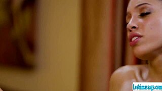 Asijská holka touží po divokém masážním sexu s horkými lesbičkami.