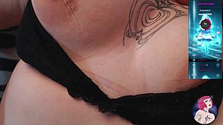 Dekle s trdimi bradavicami stoka in kaže krivuljasto telo!