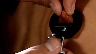 Quali punizioni nascoste aspettano queste ragazze rosse in sessioni BDSM severe?