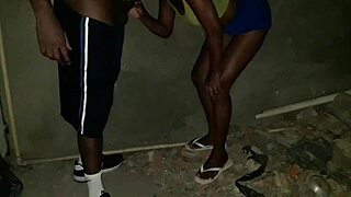 Smal tjej suger kuk på byggkillen med kåt tesão