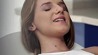 Sofi Goldfinger kusi naturalnymi cyckami i zabawą analną