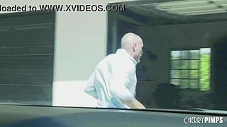 או מיי גוד, תפסתי את המשרתת הקטנה 18+ לילי לארימר נוגעת בעצמה בעבודה... אז נתתי לה את הזין הקשה שלי לרכוב!