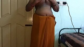 चीटिंग देसी वाइफ वनिता छाती दिखाती है और मस्तरबेट करती है