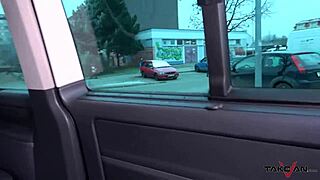 Nagy mellű MILF kurva, akarod, hogy leöntsenek a furgonomban?